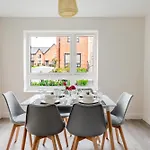 בית נופש 4 Bedroom House Ideal For Contractors & Families בריסטול