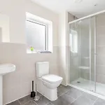 4 Bedroom House Ideal For Contractors & Families *