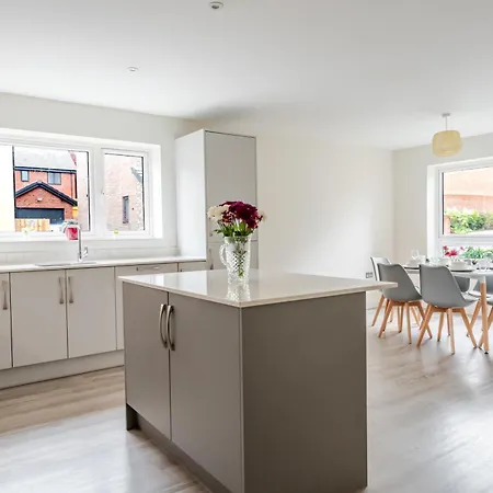 בית נופש 4 Bedroom House Ideal For Contractors & Families בריסטול
