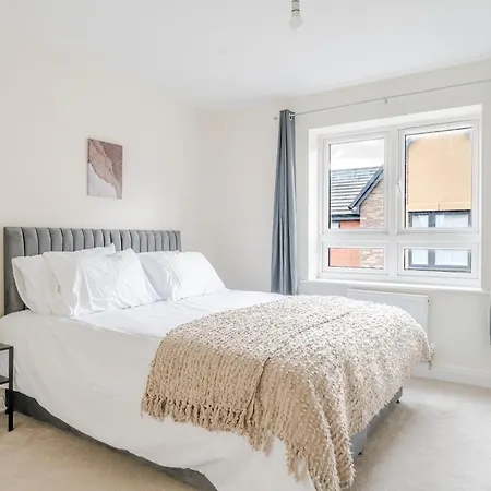 4 Bedroom House Ideal For Contractors & Families * Bristol