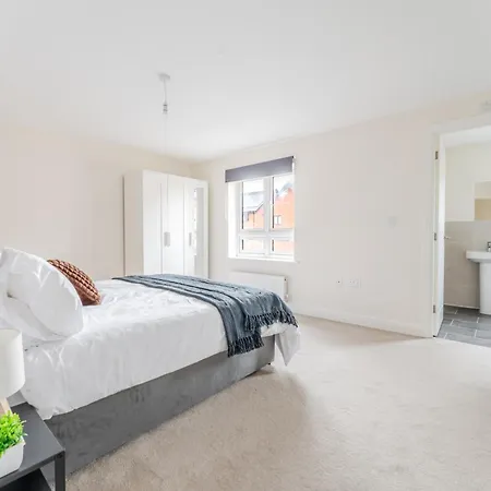 4 Bedroom House Ideal For Contractors & Families * Bristol