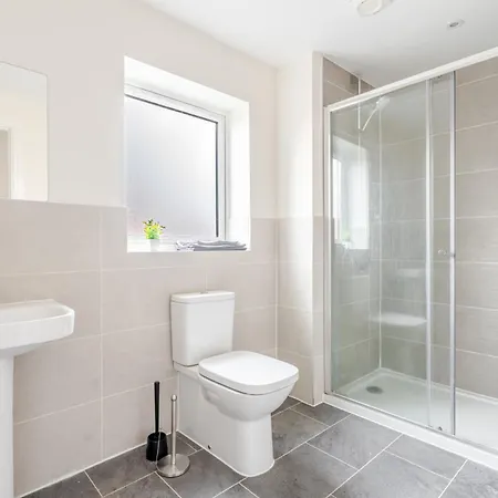 4 Bedroom House Ideal For Contractors & Families *