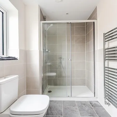 4 Bedroom House Ideal For Contractors & Families Holiday home Bristol