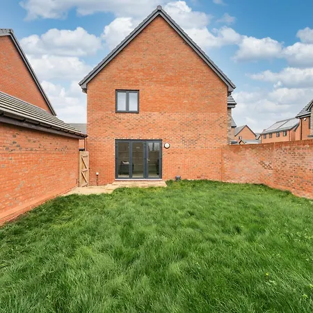 4 Bedroom House Ideal For Contractors & Families *