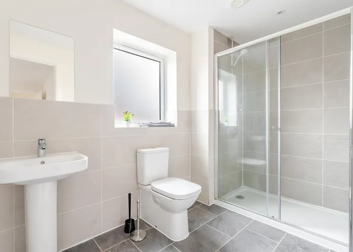 4 Bedroom House Ideal For Contractors & Families *